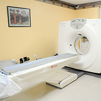 Máquina de tomografía computarizada en la clínica de pérdida de peso del Dr. Villarreal